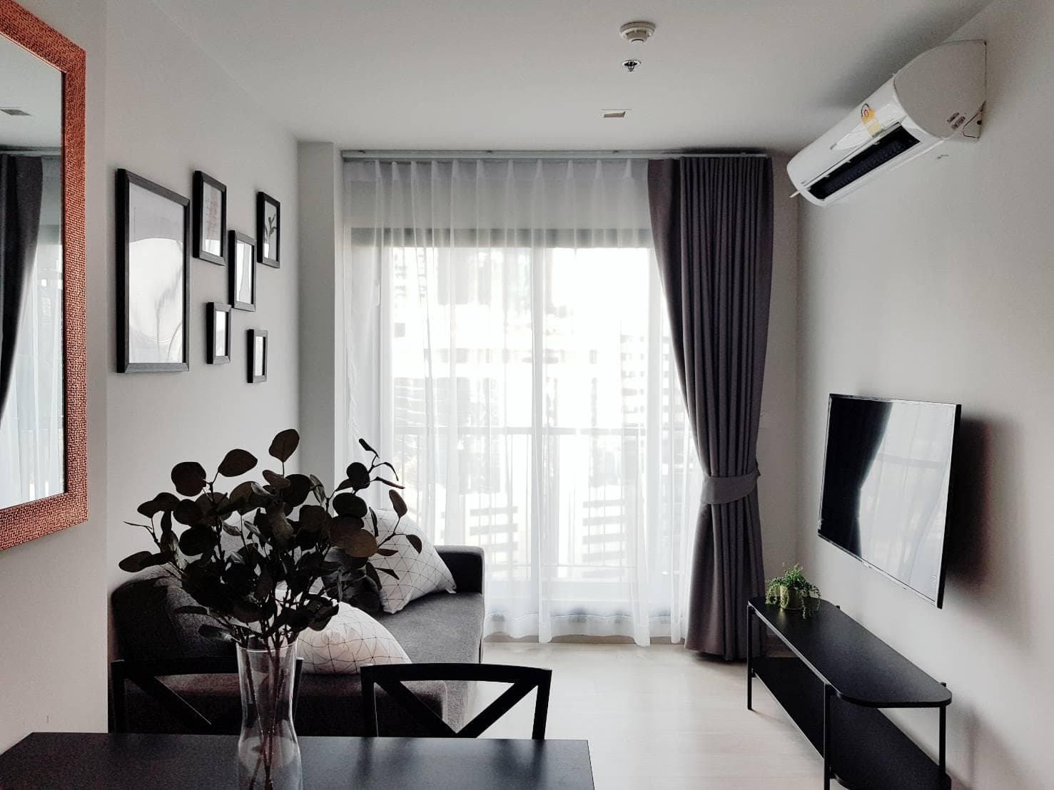 1495 – 101_living_room.jpg