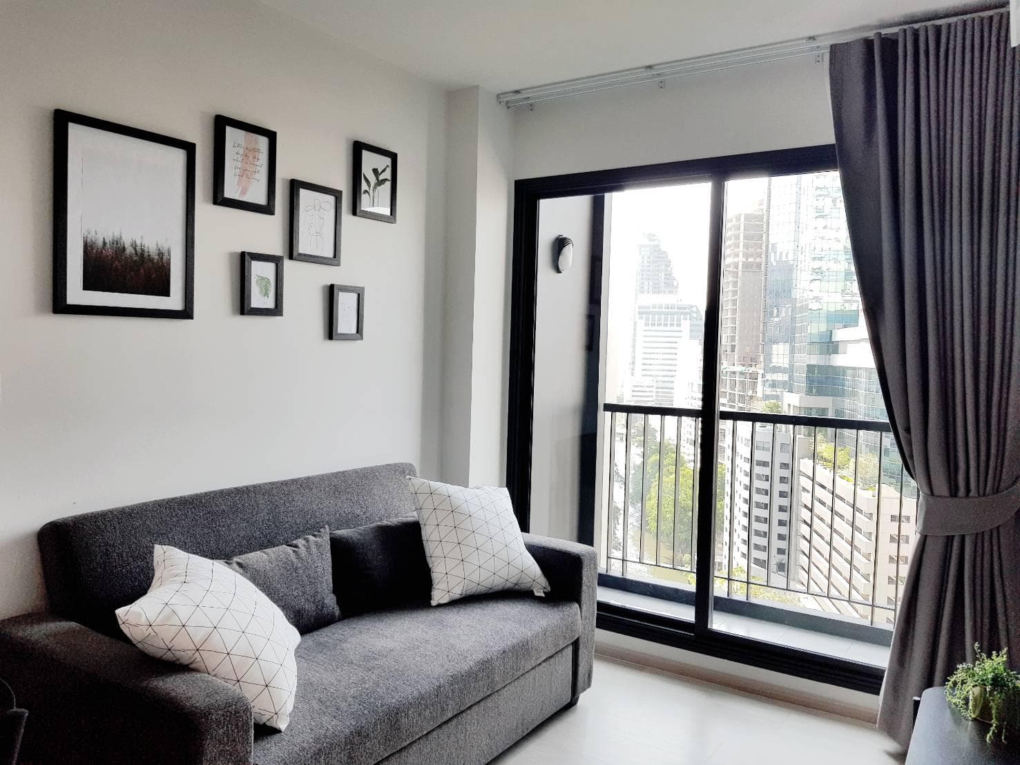 1495 – 102_living_room.jpg