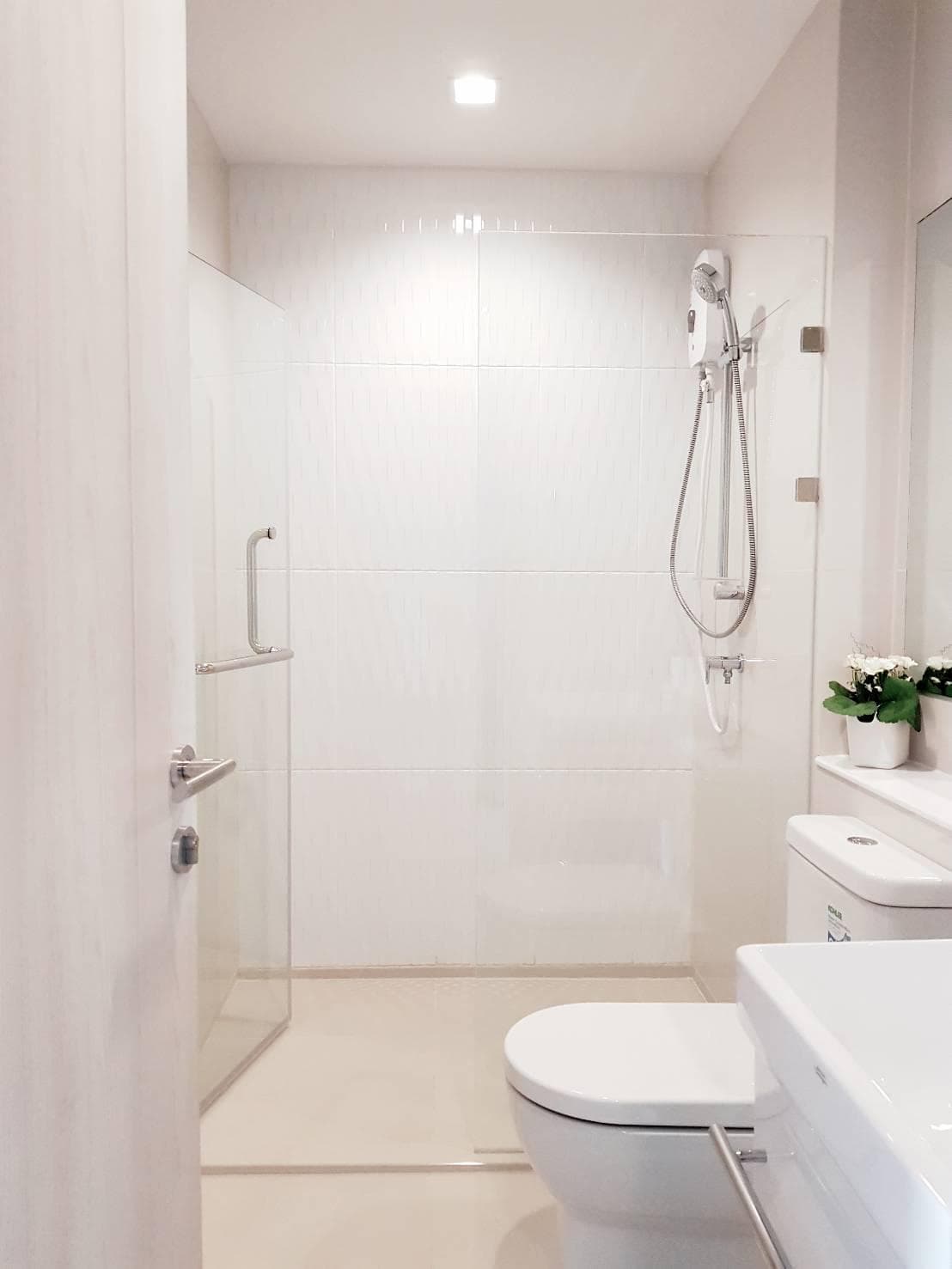 1495 – 302_bathroom.jpg