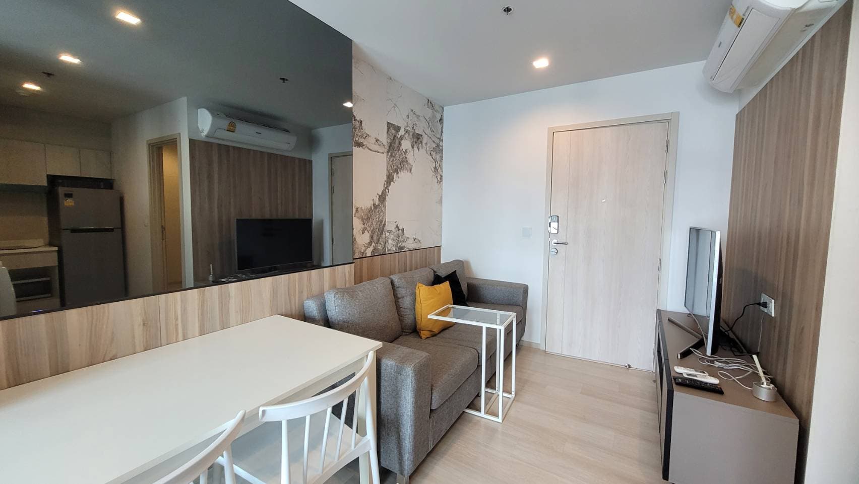 1497 – 102_living_room.jpg
