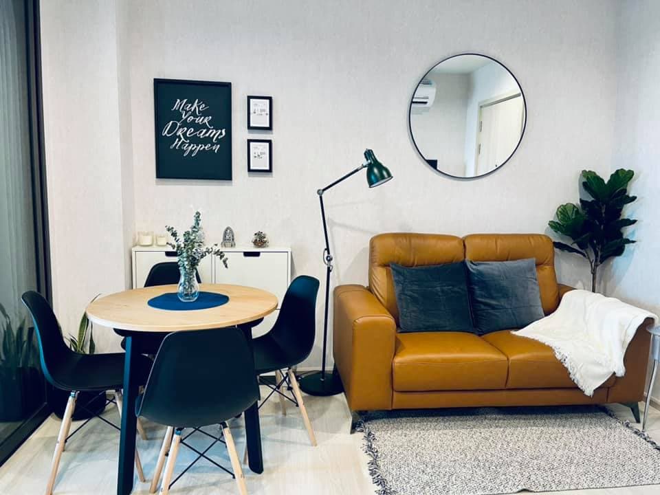 1504 – 101_living_room.jpg