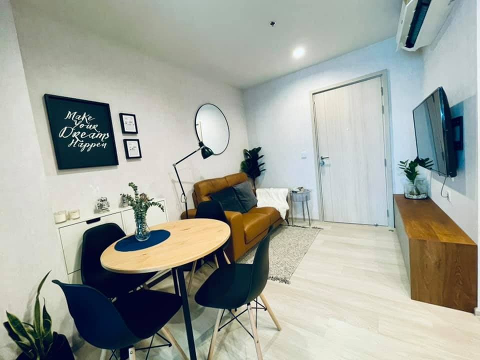 1504 – 102_living_room.jpg