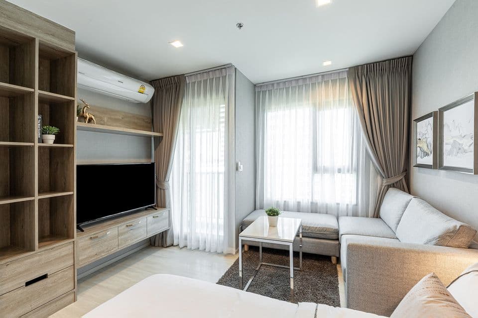 1506 – 102_living_room.jpg