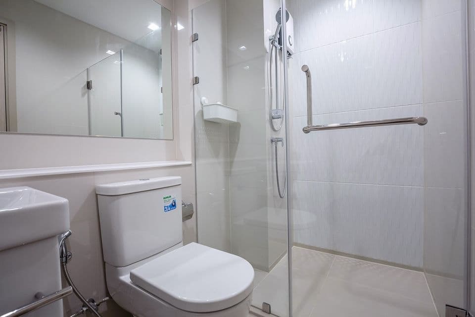 1506 – 301_bathroom.jpg