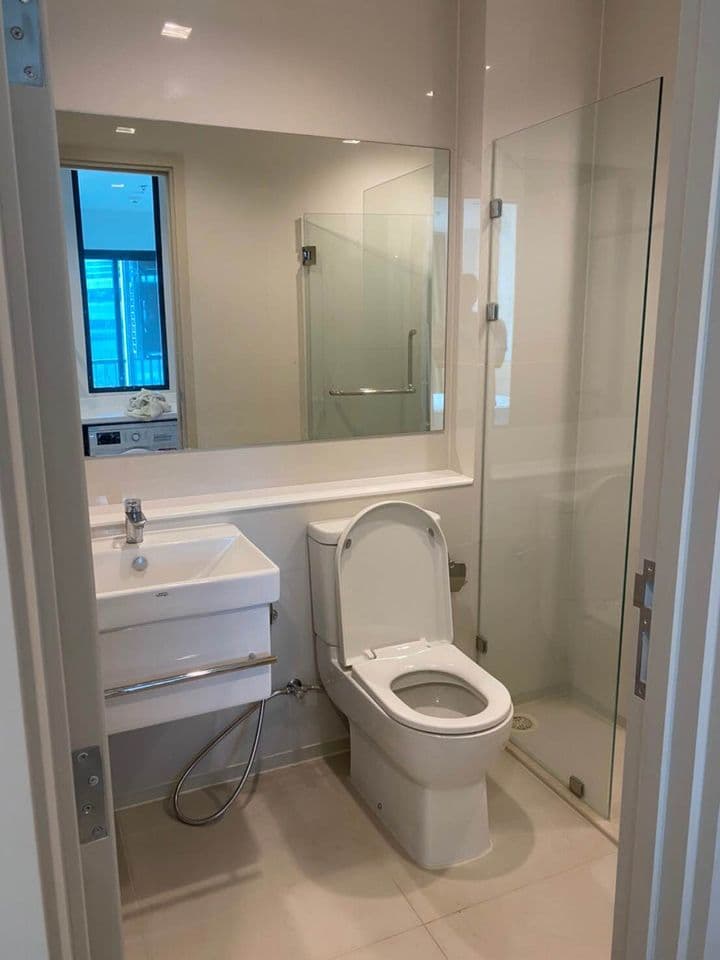 1508 – 302_bathroom.jpg