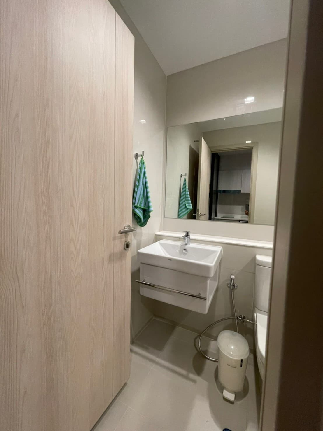 1514 – 301_bathroom.jpg