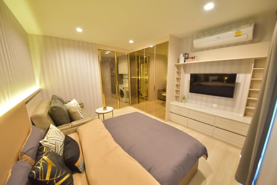 1515 – 102_living_room.jpg