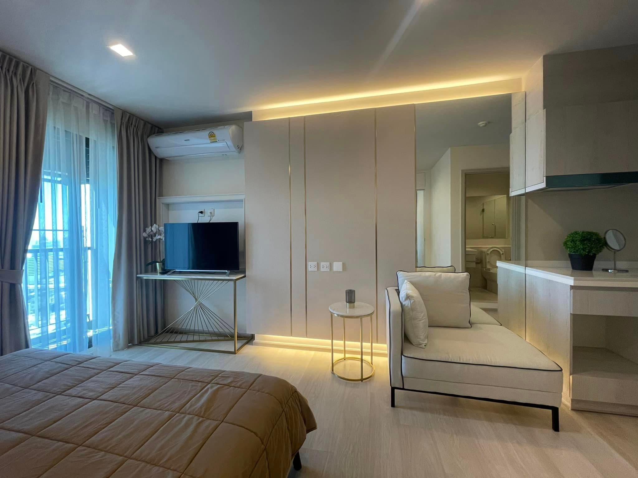 1525 – 101_living_room.jpg