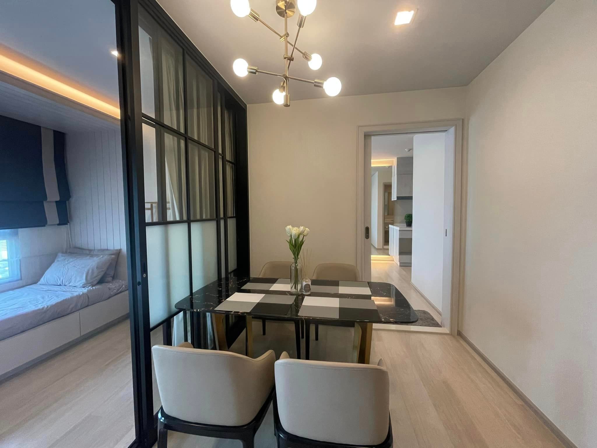 1525 – 102_living_room.jpg