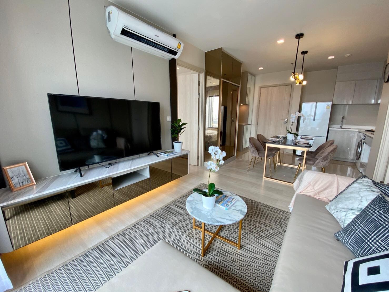 1530 – 105_living_room.jpg