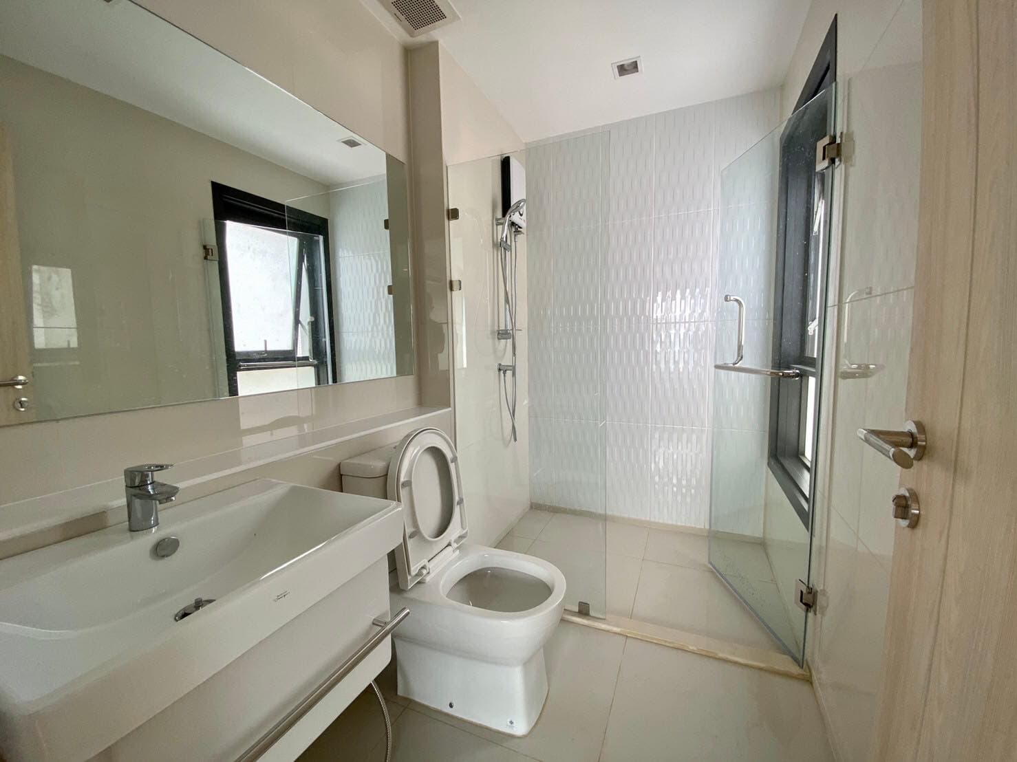 1530 – 301_bathroom.jpg