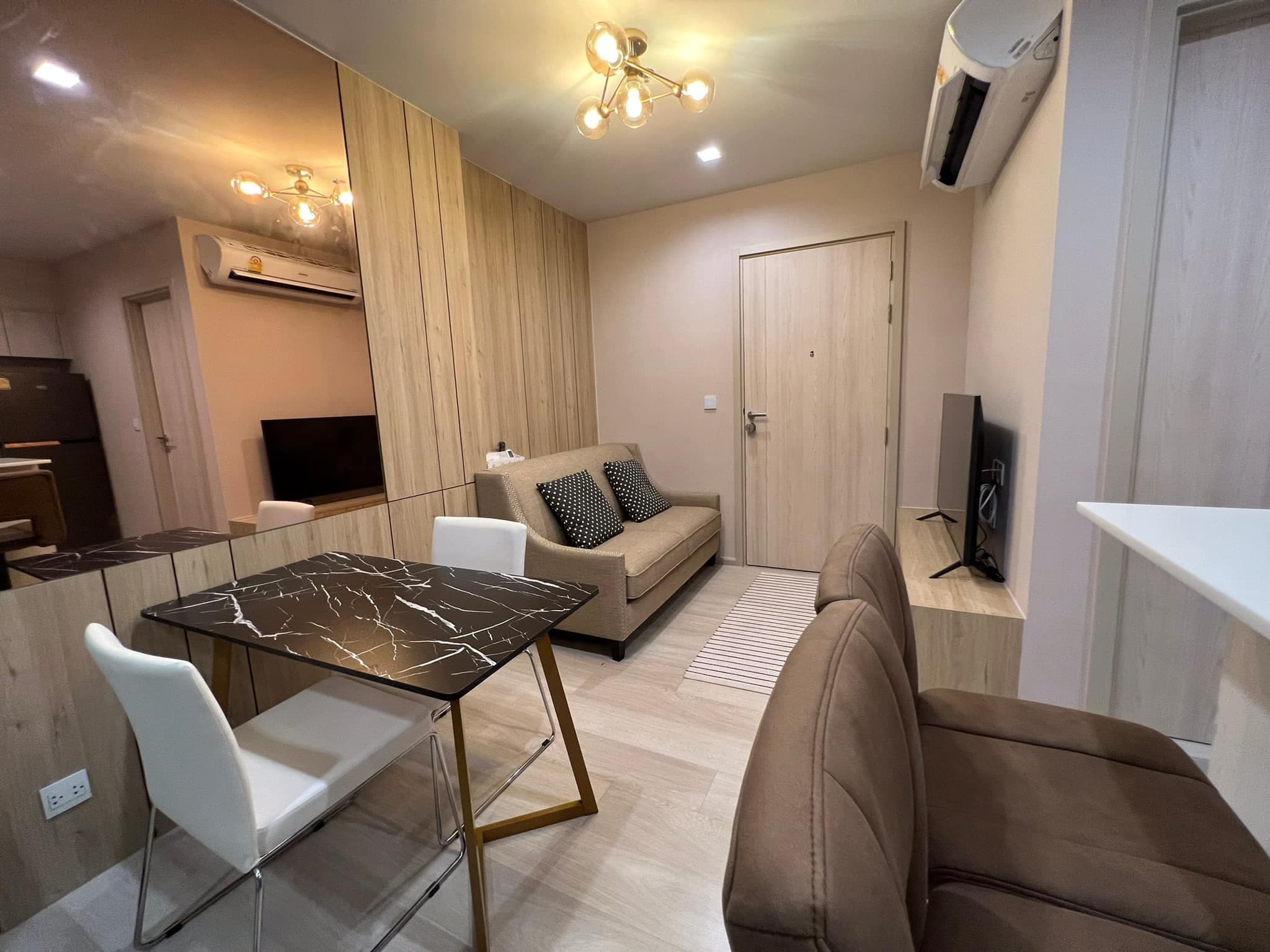 1534 – 101_living_room.jpg