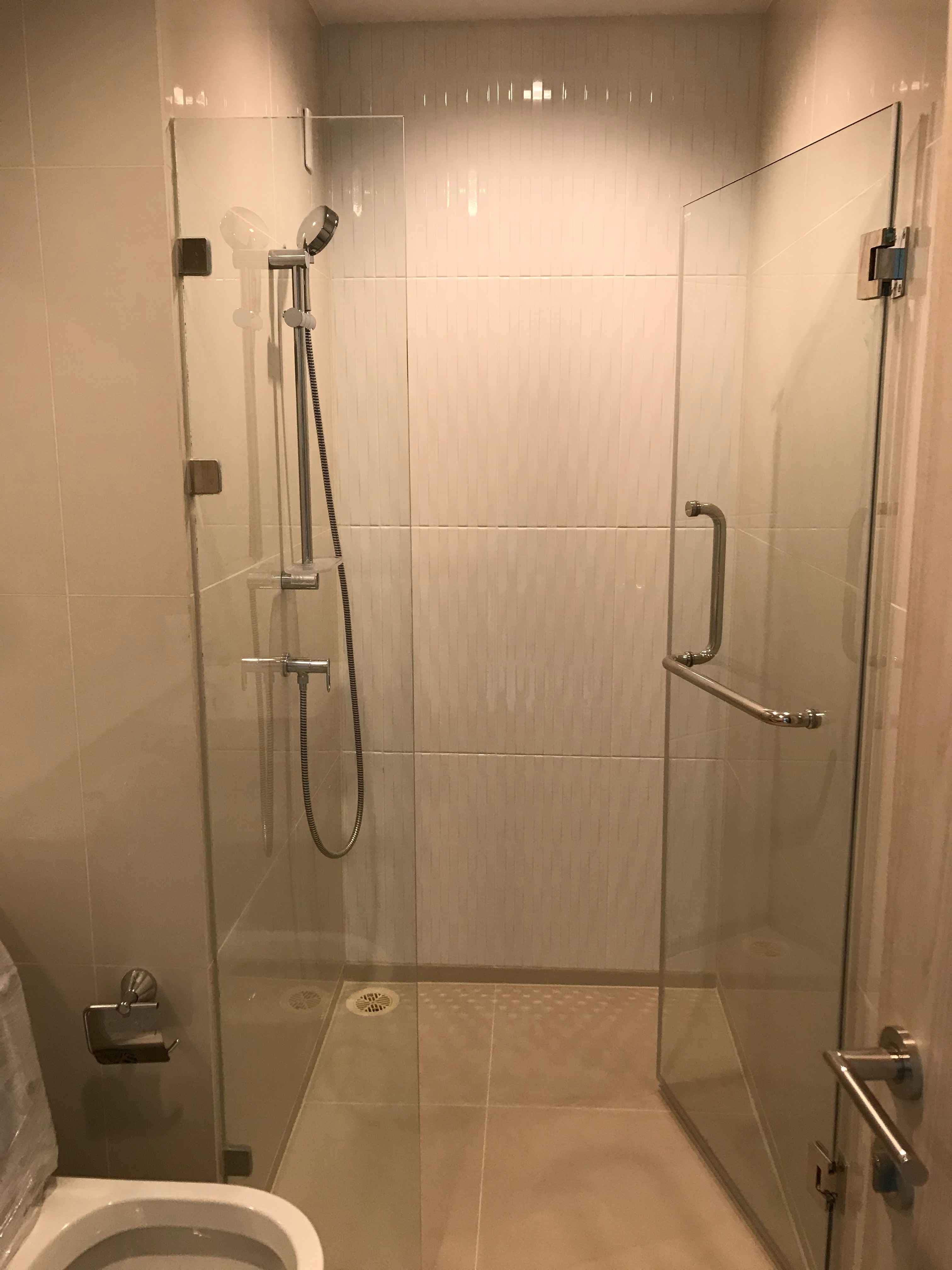 1543 – 302_bathroom.jpg