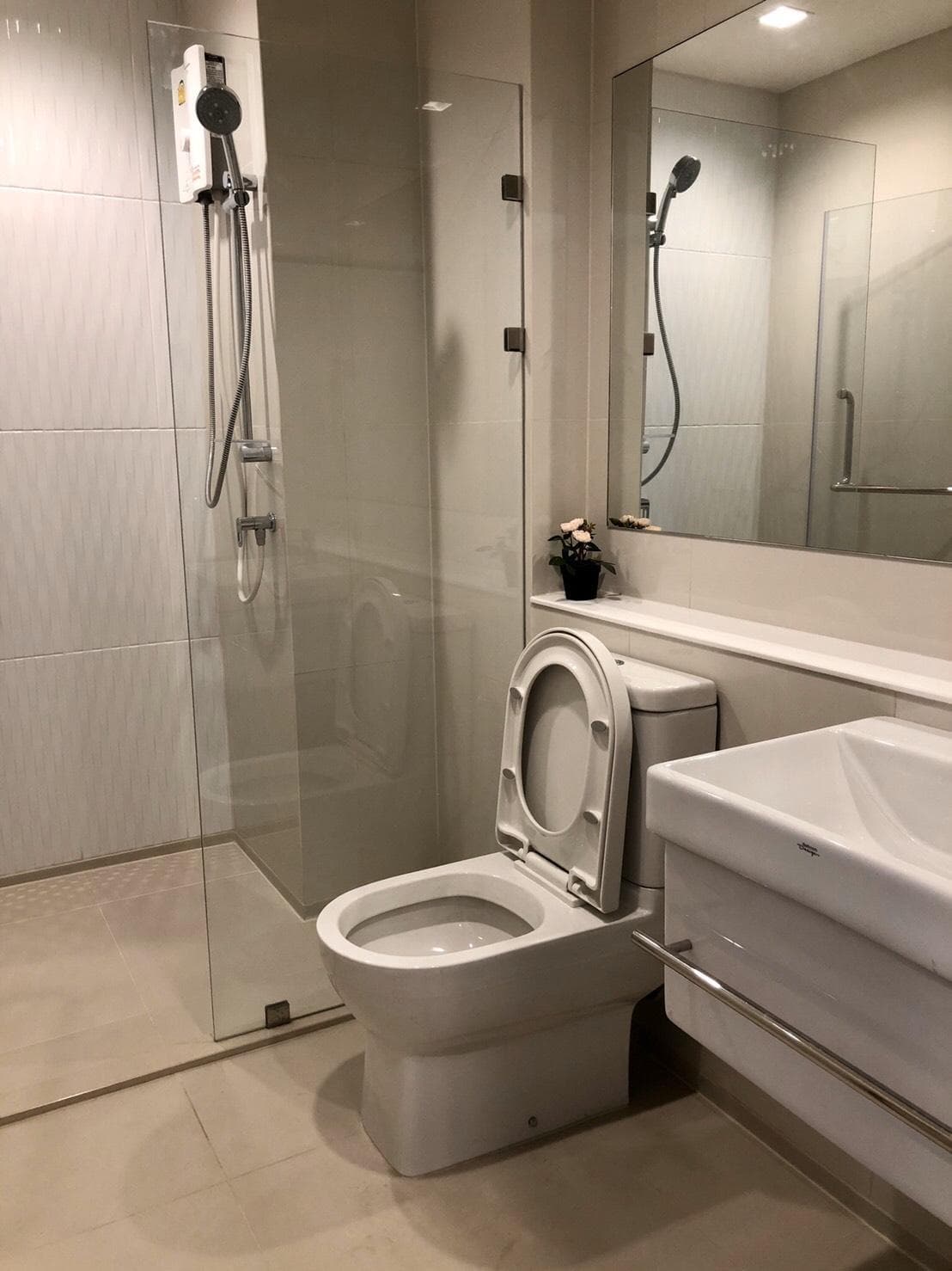 1548 – 302_bathroom.jpg