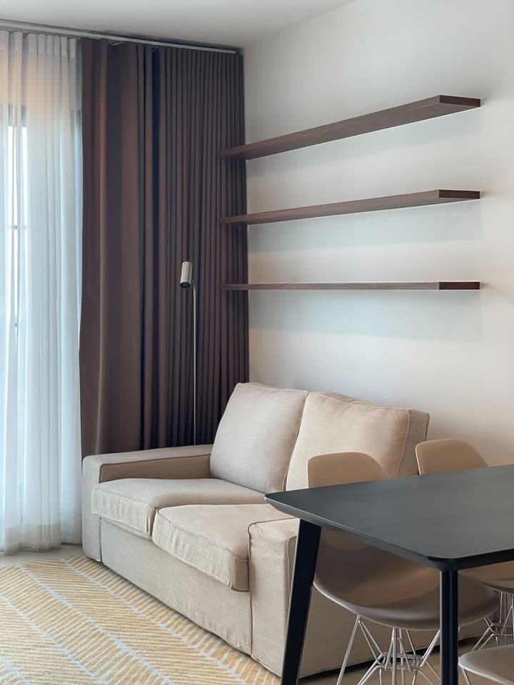 1549 – 102_living_room.jpg