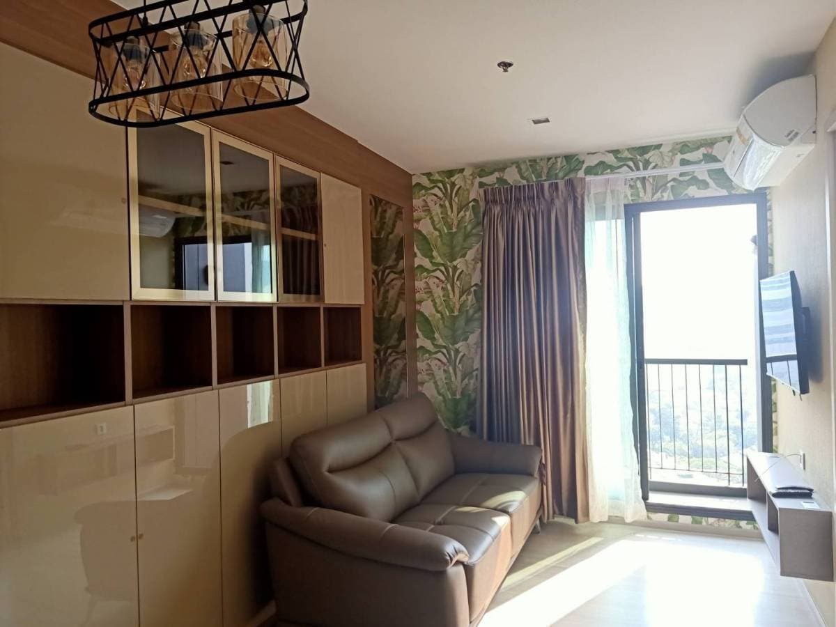 1550 – 101_living_room.jpg