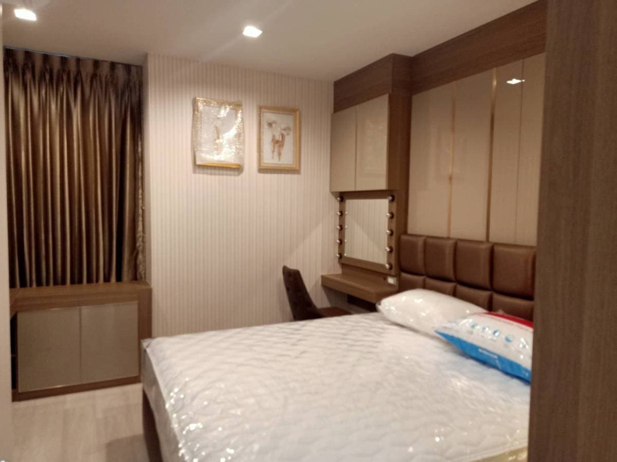 1550 – 102_living_room.jpg