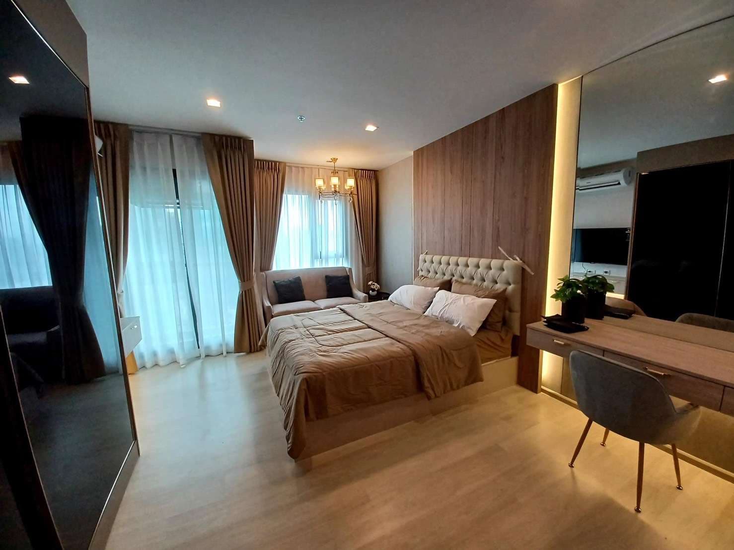 1551 – 101_living_room.jpg