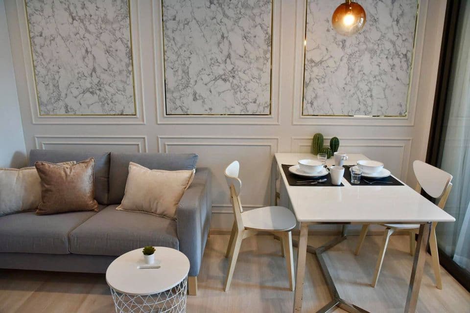 1555 – 101_living_room.jpg