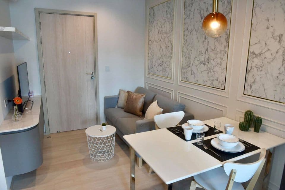 1555 – 102_living_room.jpg