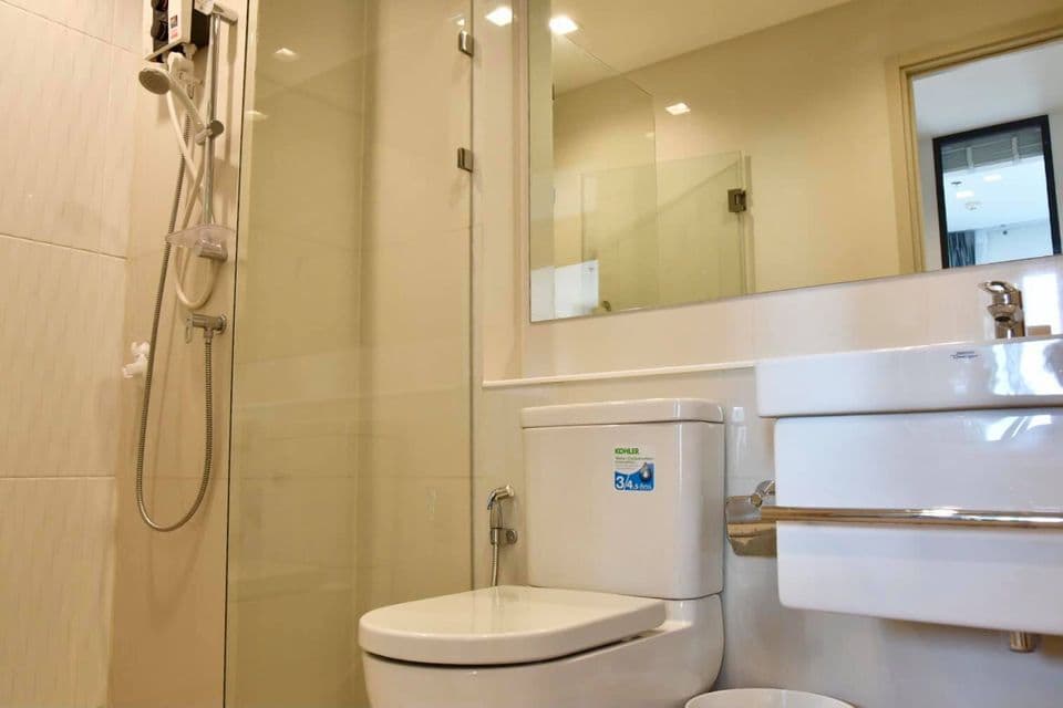 1555 – 301_bathroom.jpg
