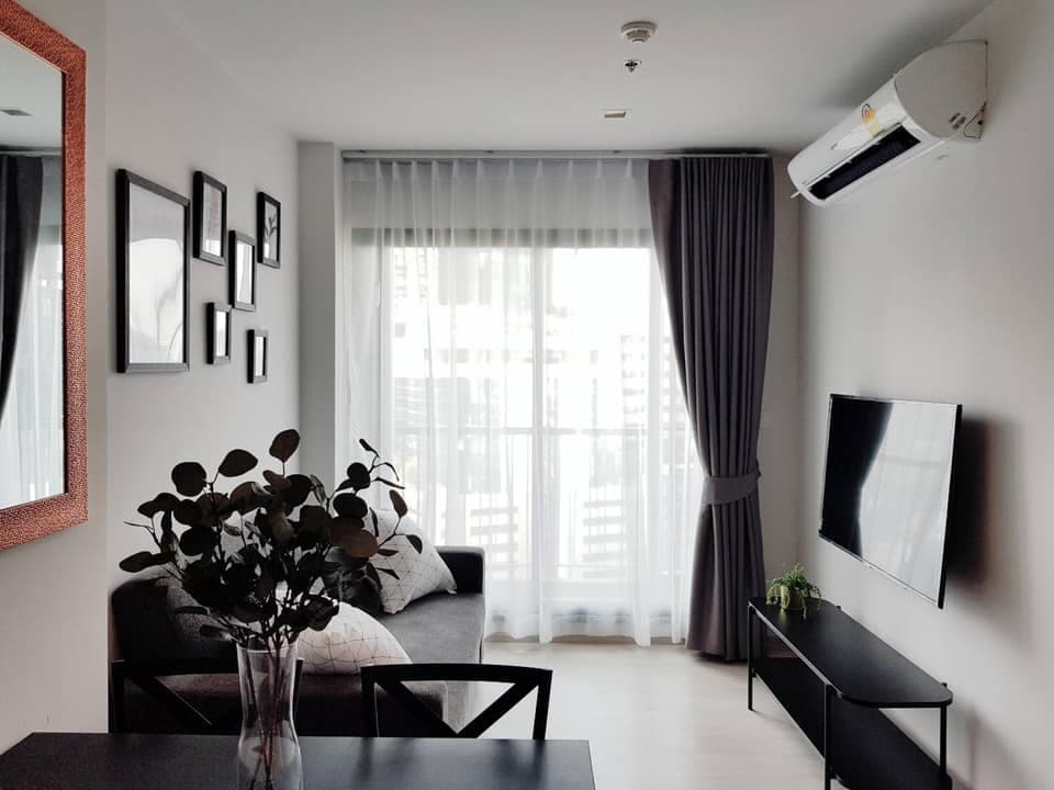 1556 – 102_living_room.jpg