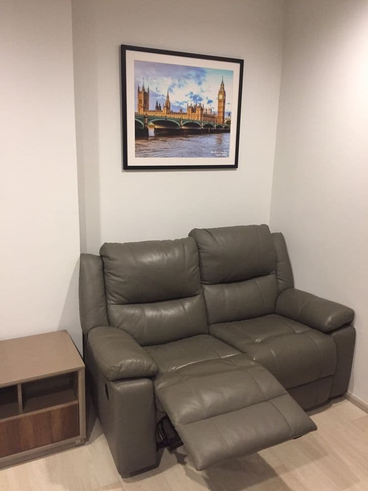 1563 – 101_living_room.jpg