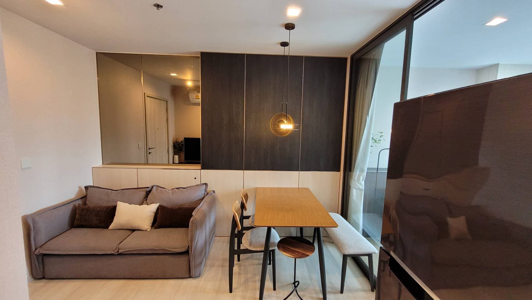 1565 – 101_living_room.jpg