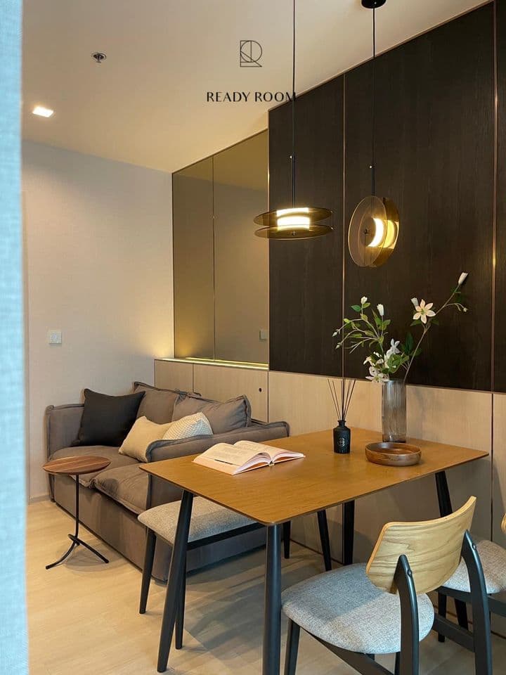 1565 – 102_living_room.jpg