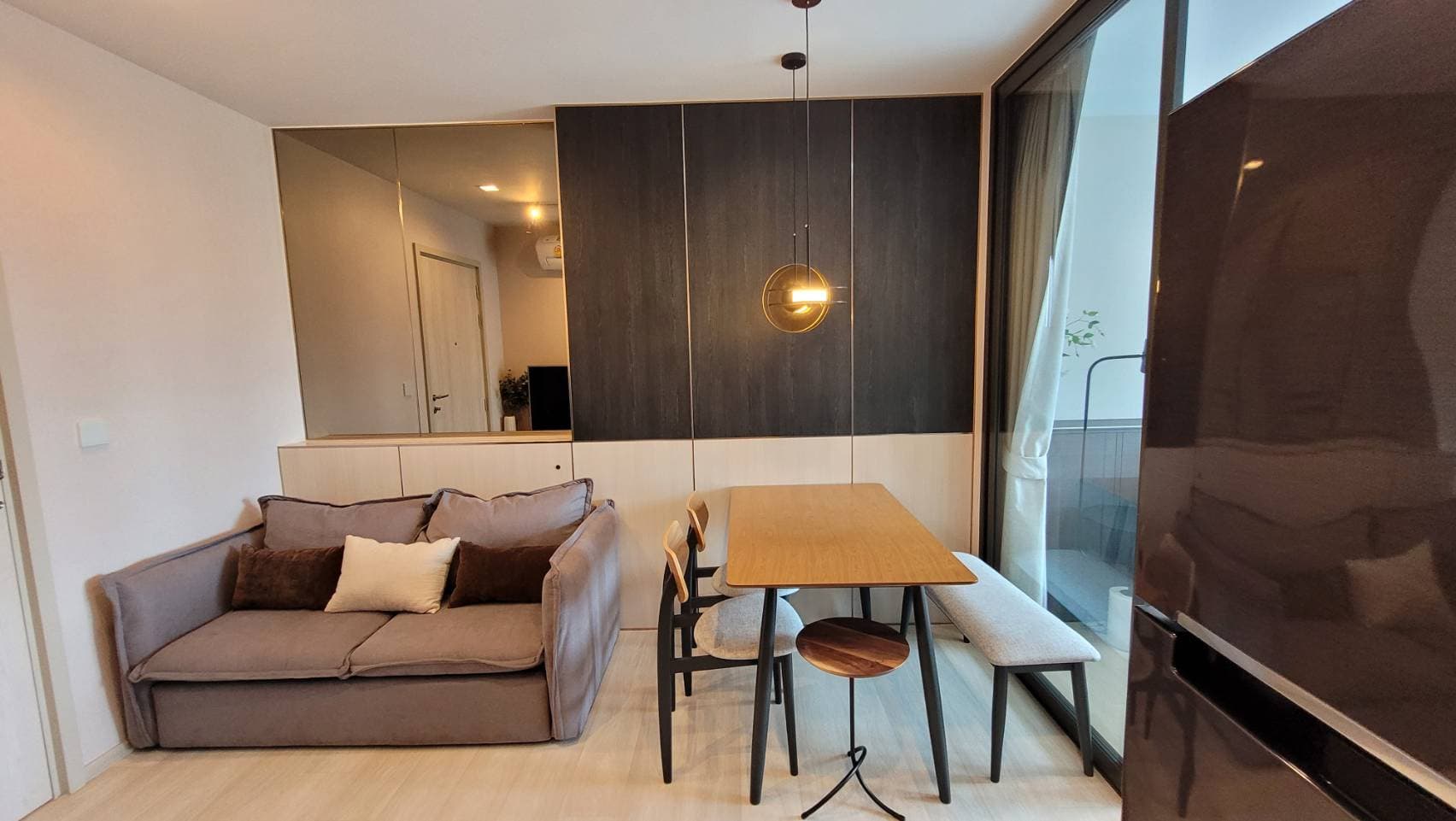 1565 – 107_living_room.jpg