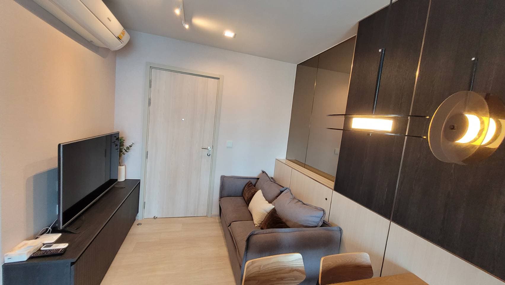 1565 – 108_living_room.jpg