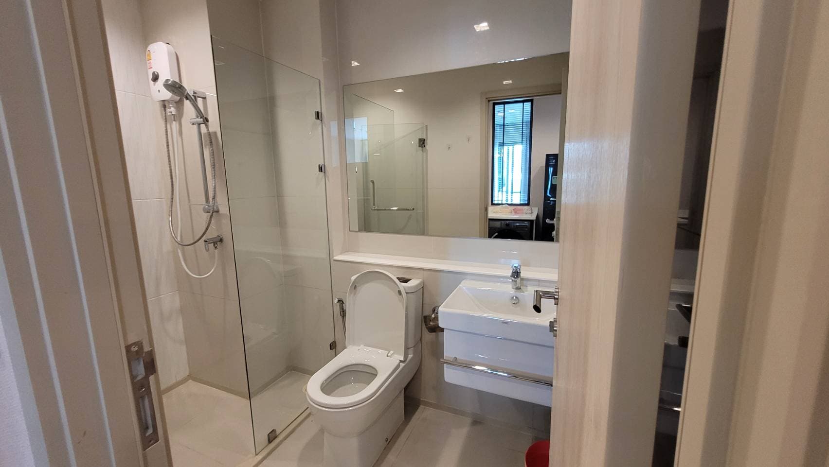 1565 – 301_bathroom.jpg