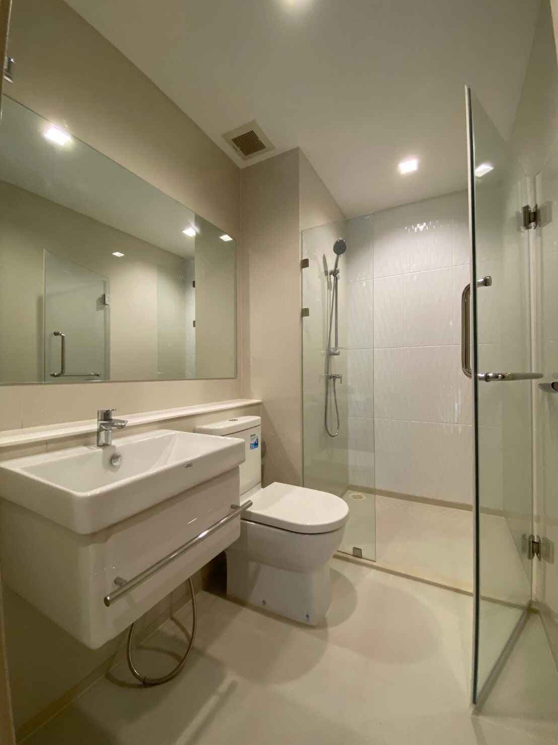 1567 – 301_bathroom.jpg