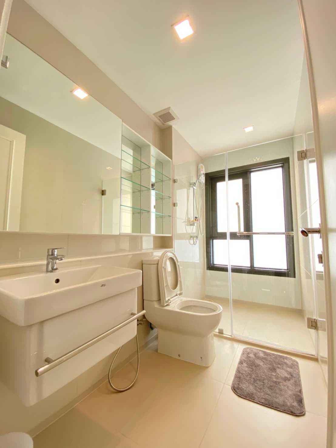 1570 – 301_bathroom.jpg