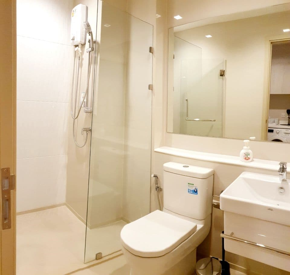 1573 – 301_bathroom.jpg