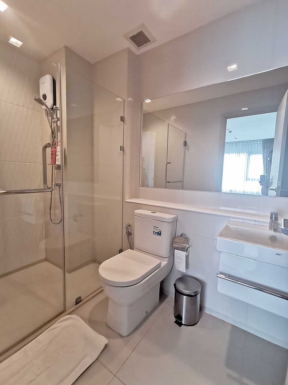 1574 – 301_bathroom.jpg