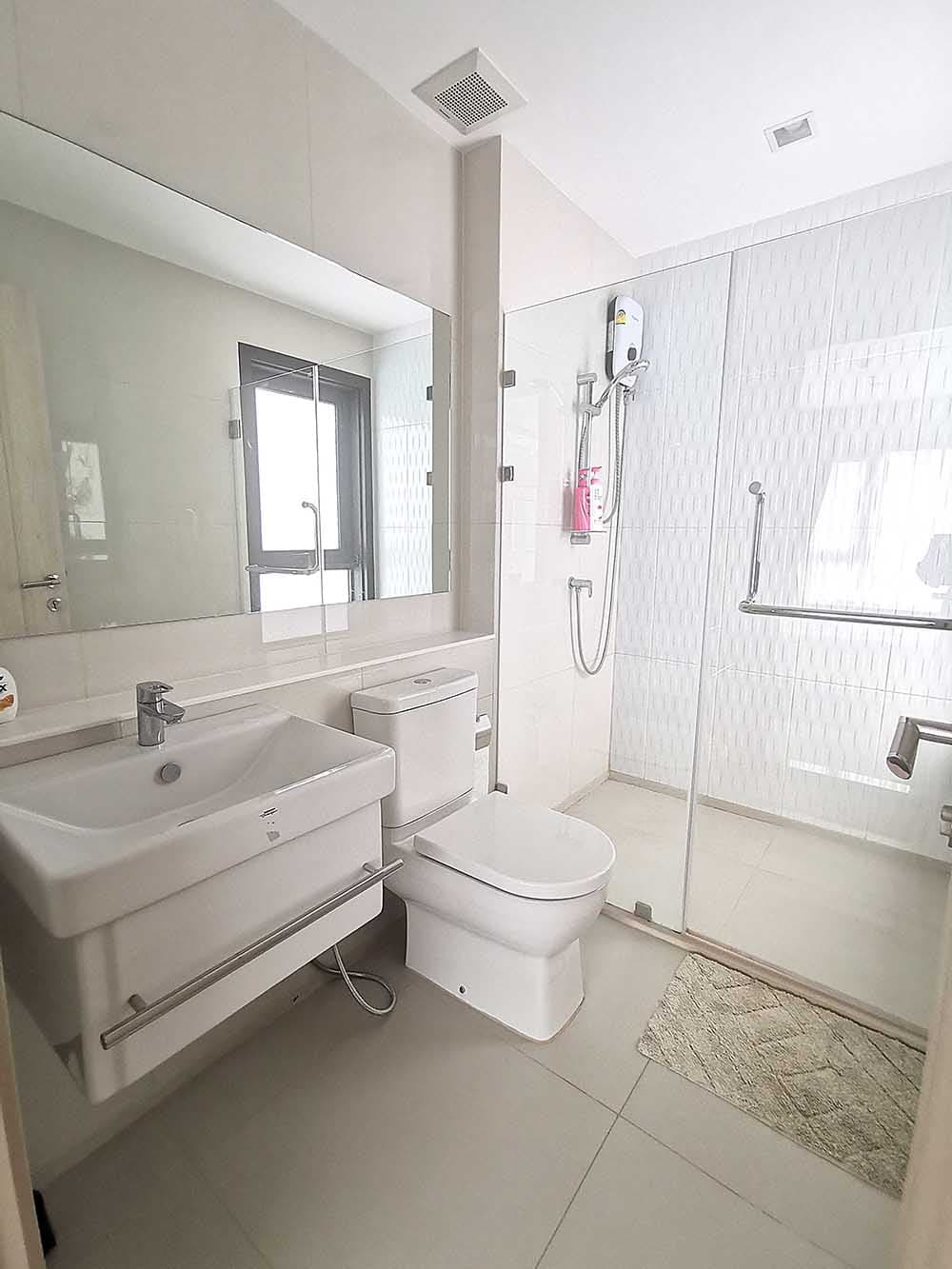 1574 – 302_bathroom.jpg