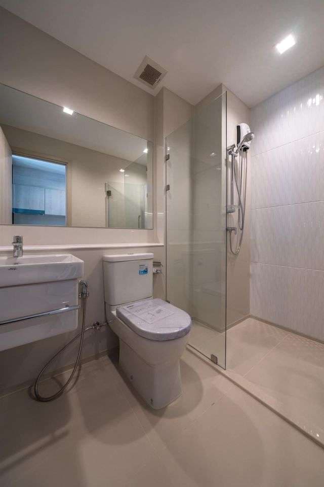 1581 – 301_bathroom.jpg