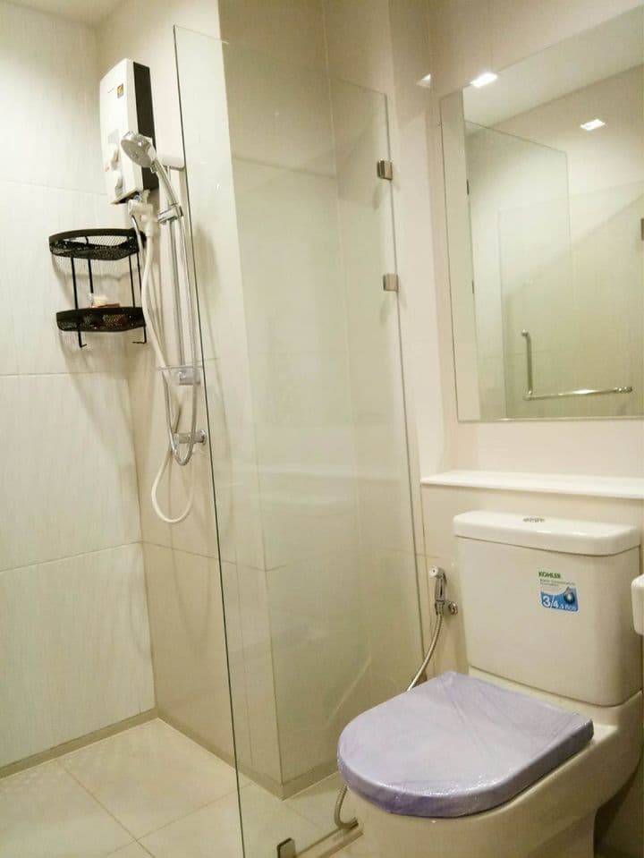 1590 – 301_bathroom.jpg