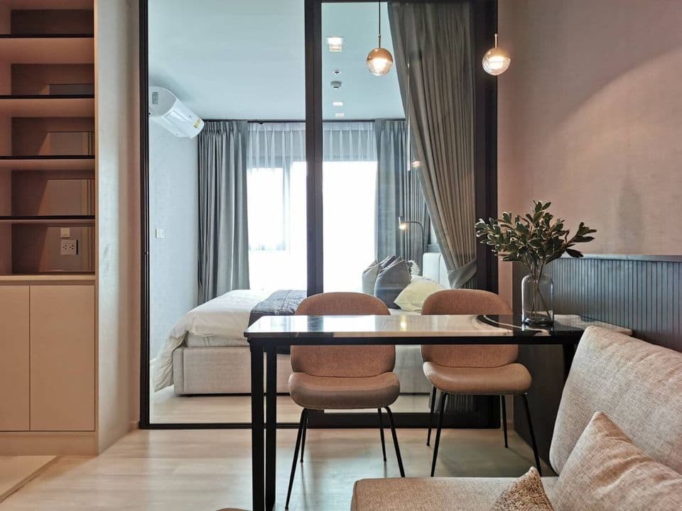 1592 – 105_living_room.jpg
