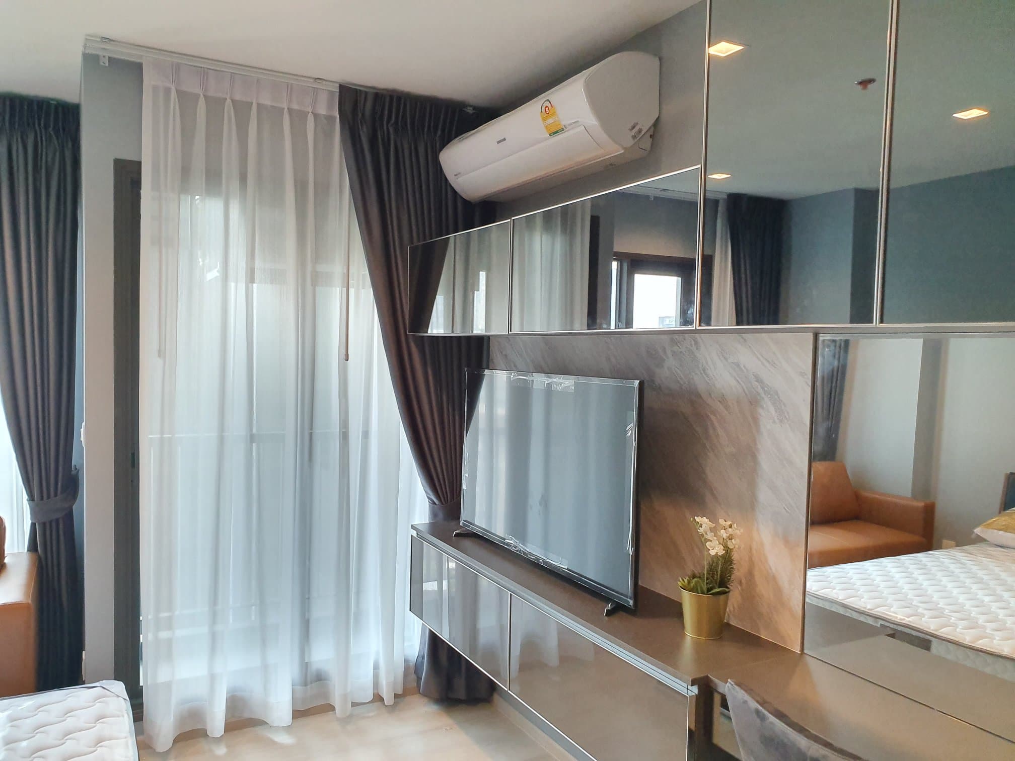 1595 – 102_living_room.jpg