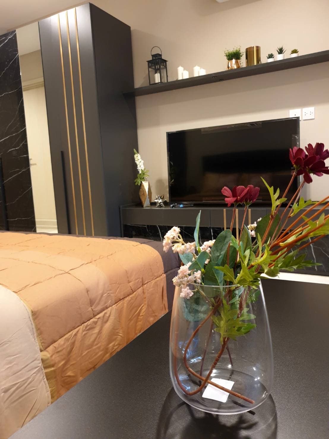 1600 – 201_bedroom.jpg