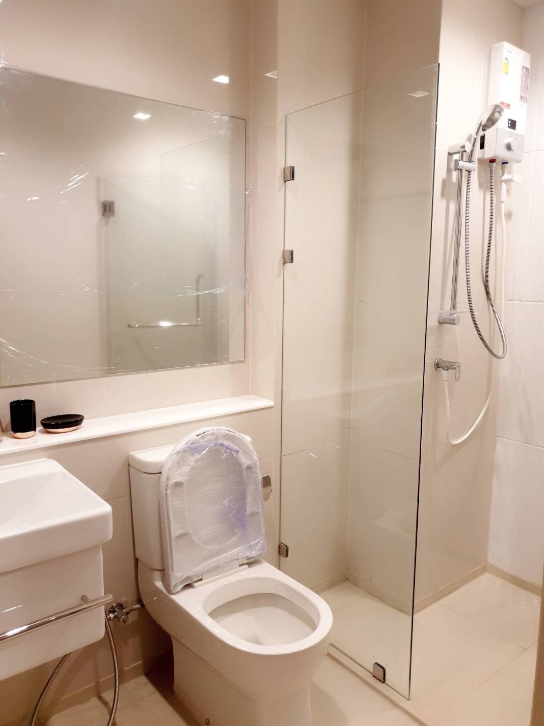 1600 – 301_bathroom.jpg