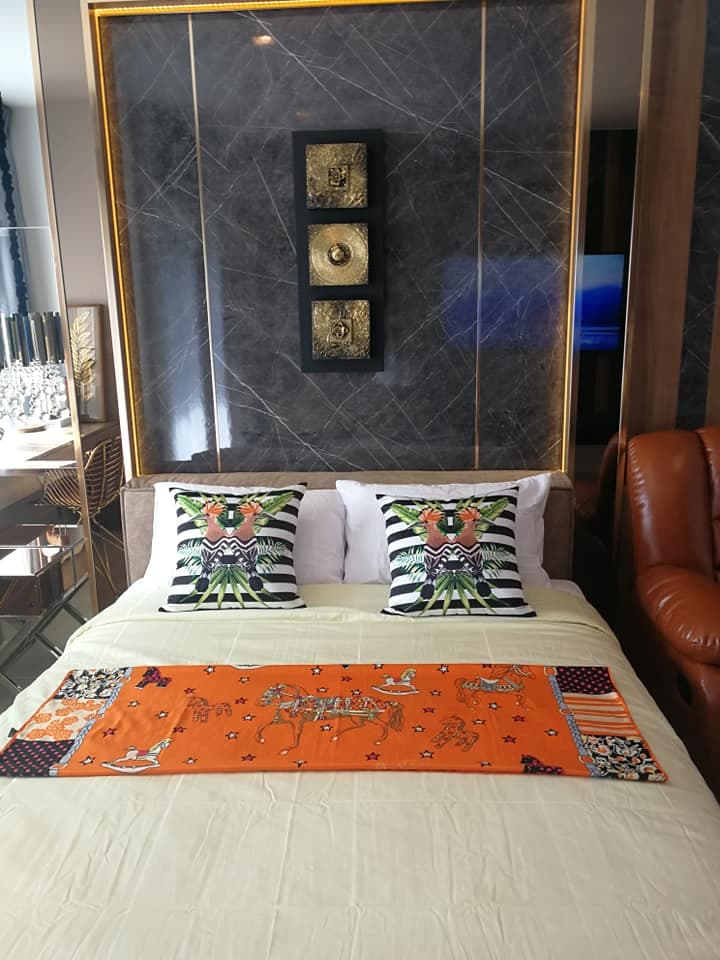 1606 – 102_living_room.jpg