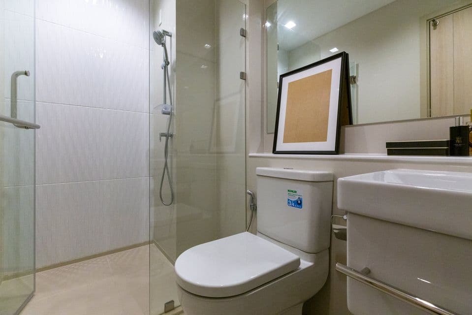 1609 – 301_bathroom.jpg