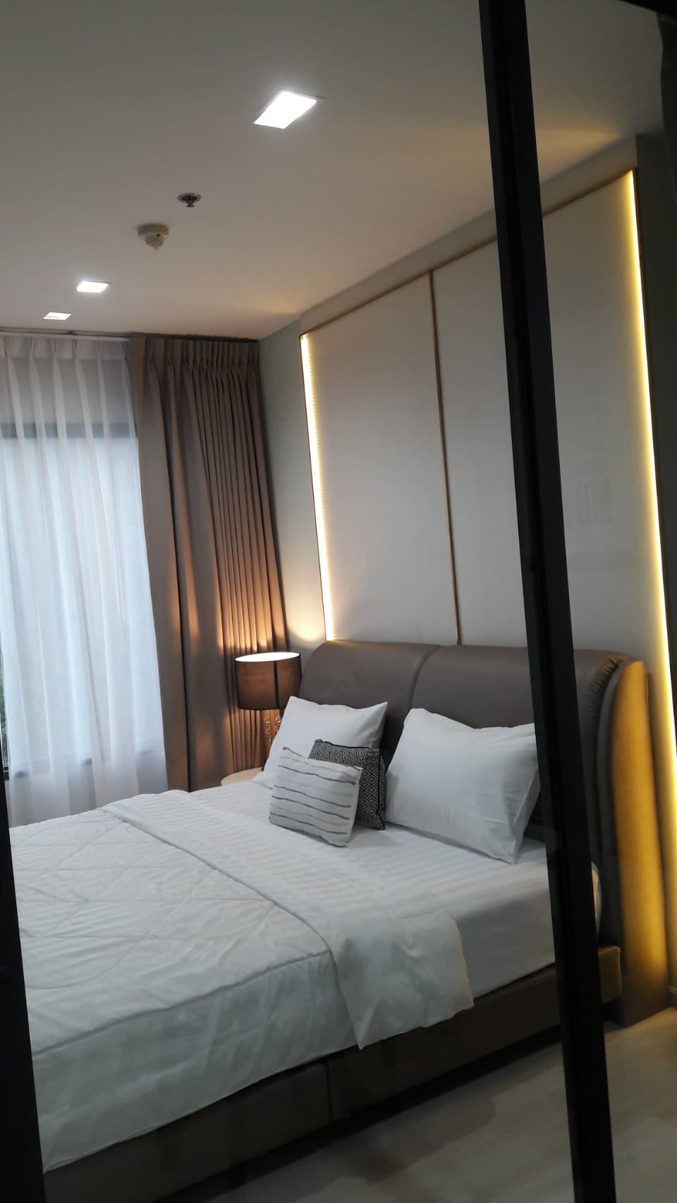 1621 – 203_bedroom.jpg