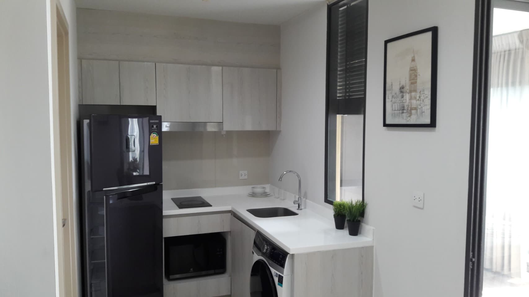 1621 – 402_kitchen.jpg
