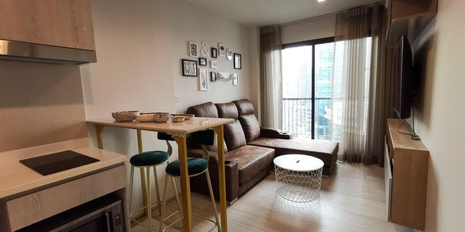 1625 – 104_living_room.jpg