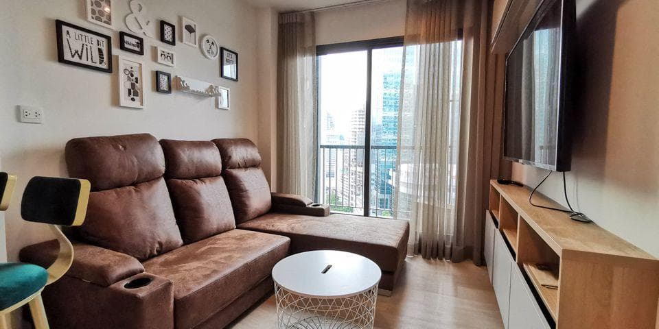 1625 – 105_living_room.jpg