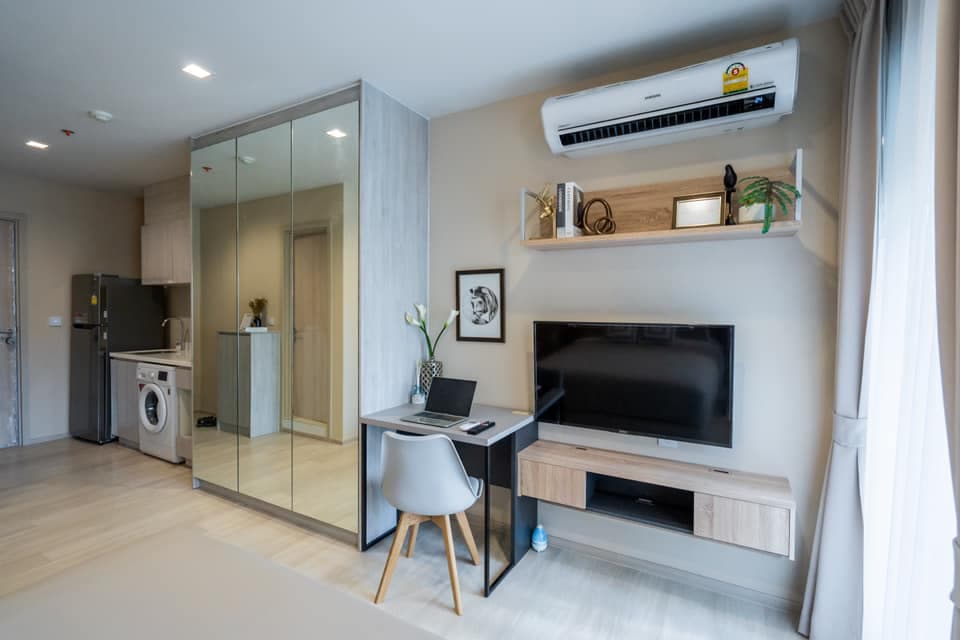 1631 – 105_living_room.jpg